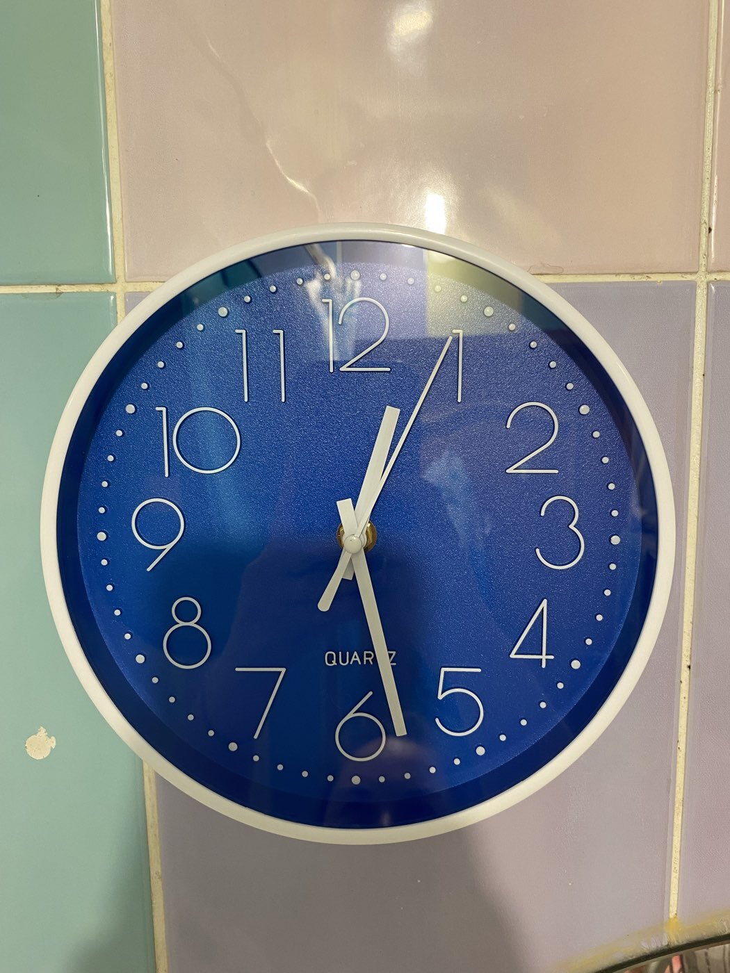 Фотография покупателя товара Часы настенные интерьерные «Классика», плавный ход, d=20 см, синие - Фото 2