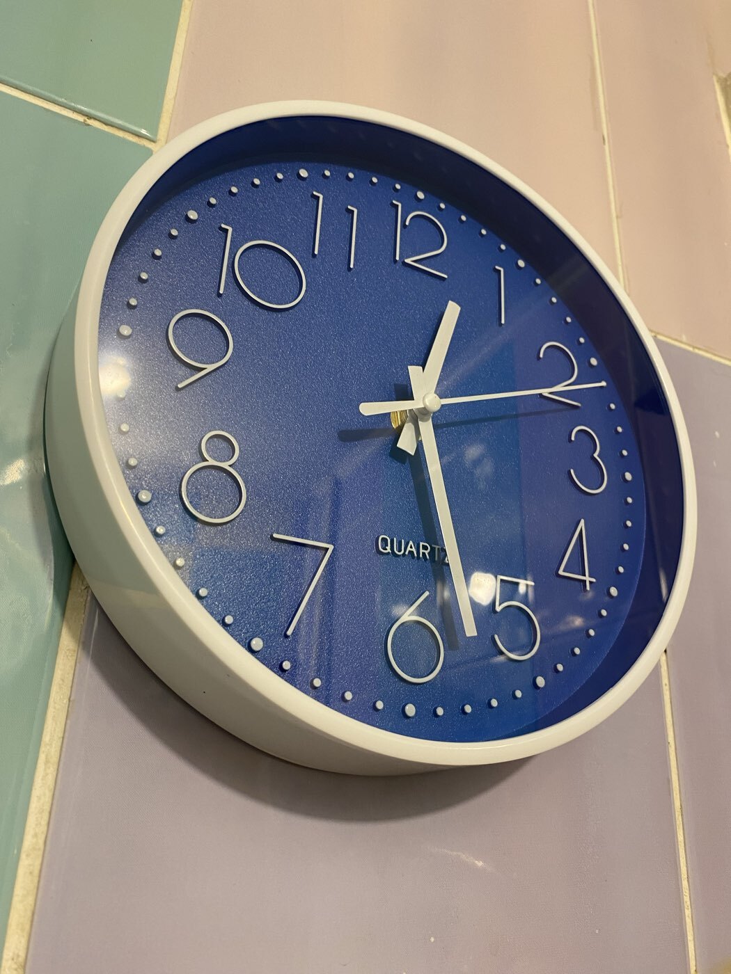 Фотография покупателя товара Часы настенные интерьерные «Классика», плавный ход, d=20 см, синие - Фото 3