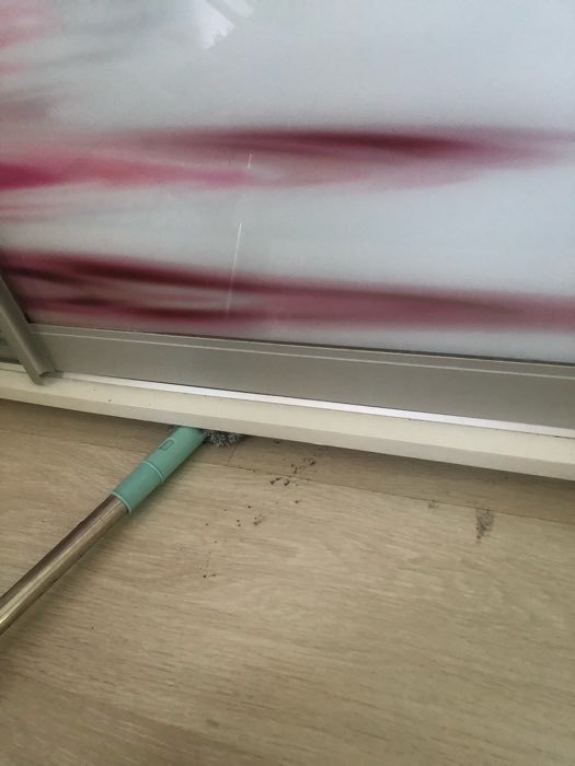 Фотография покупателя товара Швабра для мытья пола плоская Доляна, гибкая, для труднодоступных мест, насадка из микрофибры, 9×2,5×130 см, цвет МИКС - Фото 3