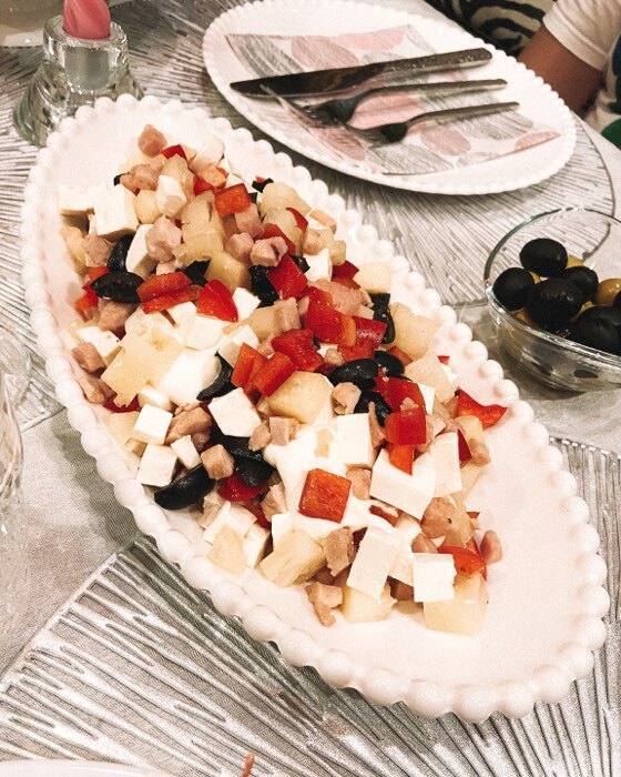 Фотография покупателя товара Блюдо керамическое «Классика», 32×17×6 см, цвет белый - Фото 3