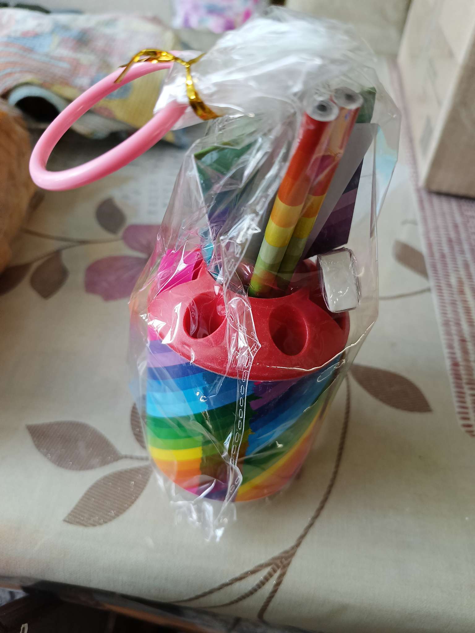 Фотография покупателя товара Набор настольный детский «Радуга» (подставка+2 каранд+линейка+точил+ластик+блокнот 8 листов+ножницы) - Фото 1