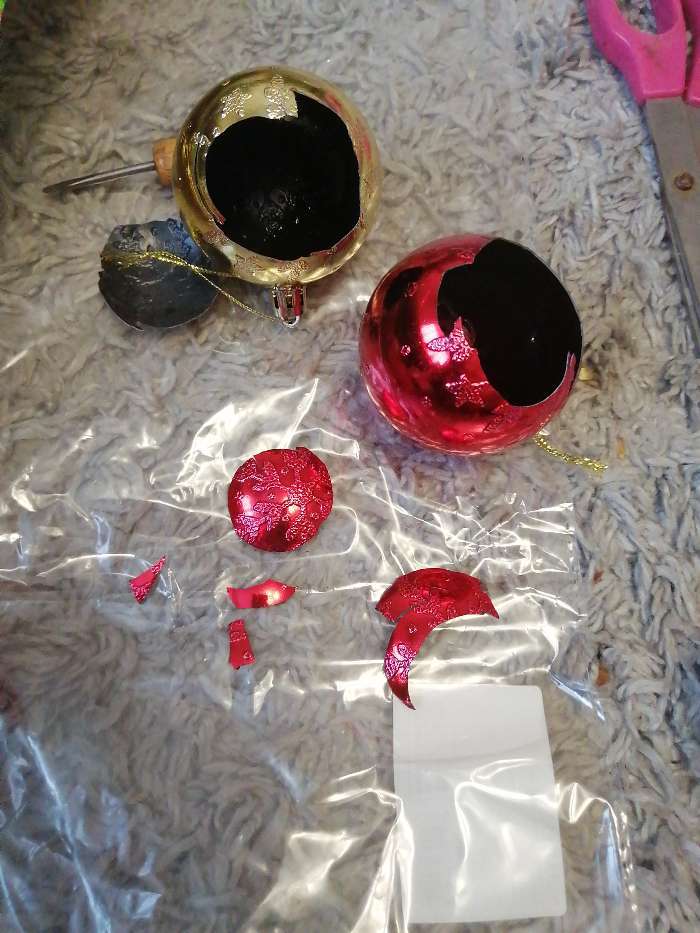 Фотография покупателя товара Набор шаров пластик d-6 см, 4 шт "Снежинка объёмная" красно-золотой - Фото 2