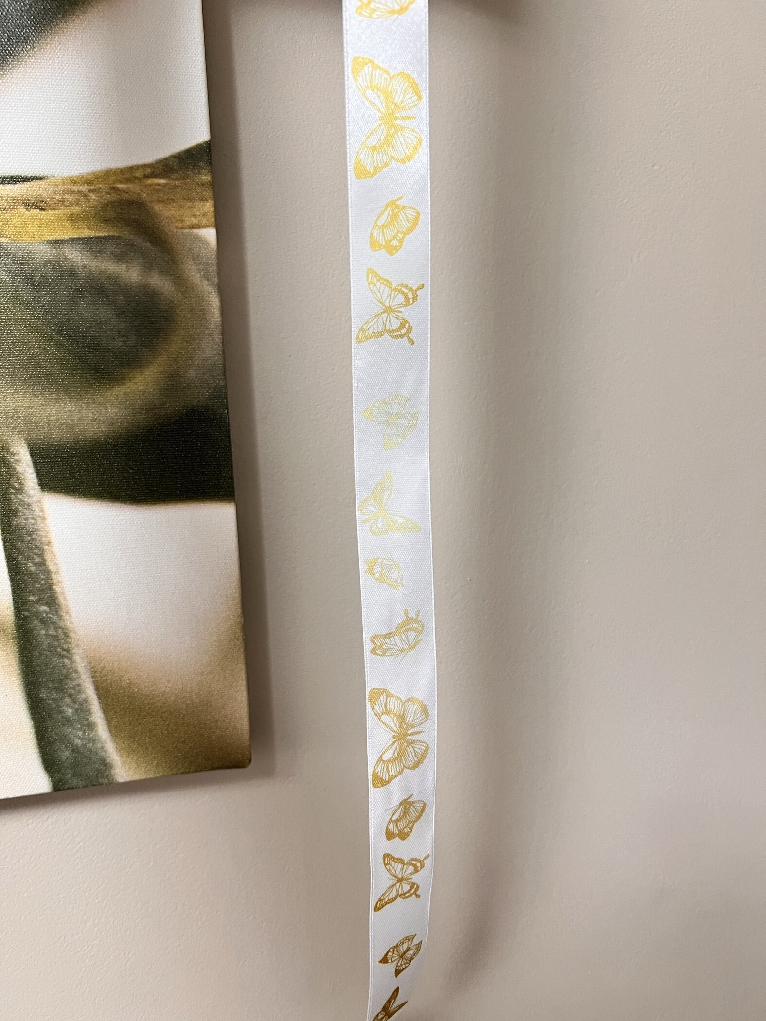 Фотография покупателя товара Лента атласная «Серебряные бабочки», 25 мм, 23 ± 1 м, цвет белый - Фото 4