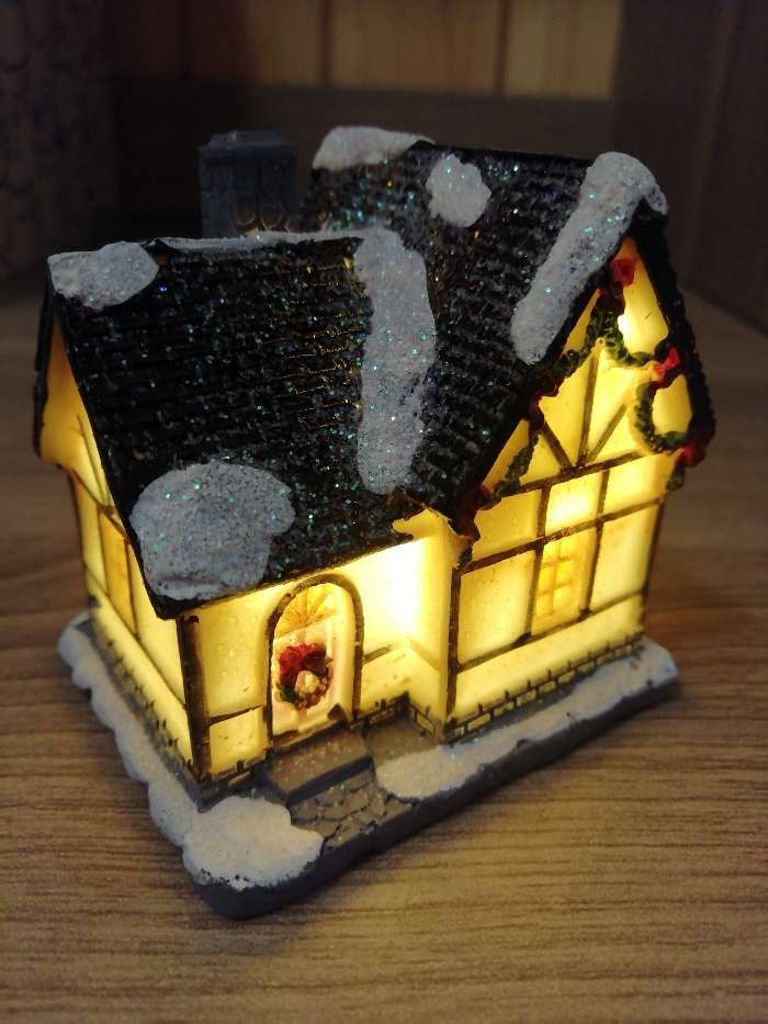Фотография покупателя товара Светодиодная фигура «Дом с еловой гирляндой», керамика, батарейки AG13х3, свечение тёплое белое - Фото 6