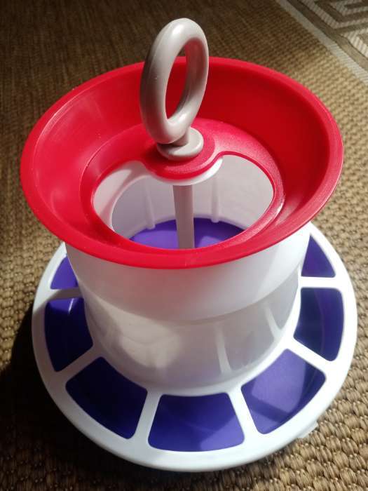 Фотография покупателя товара Автокормушка для цыплят и голубей, микс цветов - Фото 2