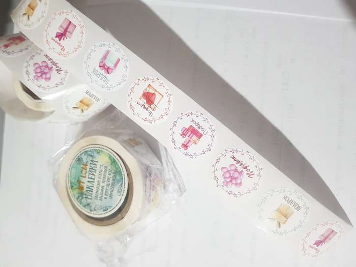 Фотография покупателя товара Наклейка бумага «Подарки», d=2.5 см, 252 шт. в рулоне - Фото 1