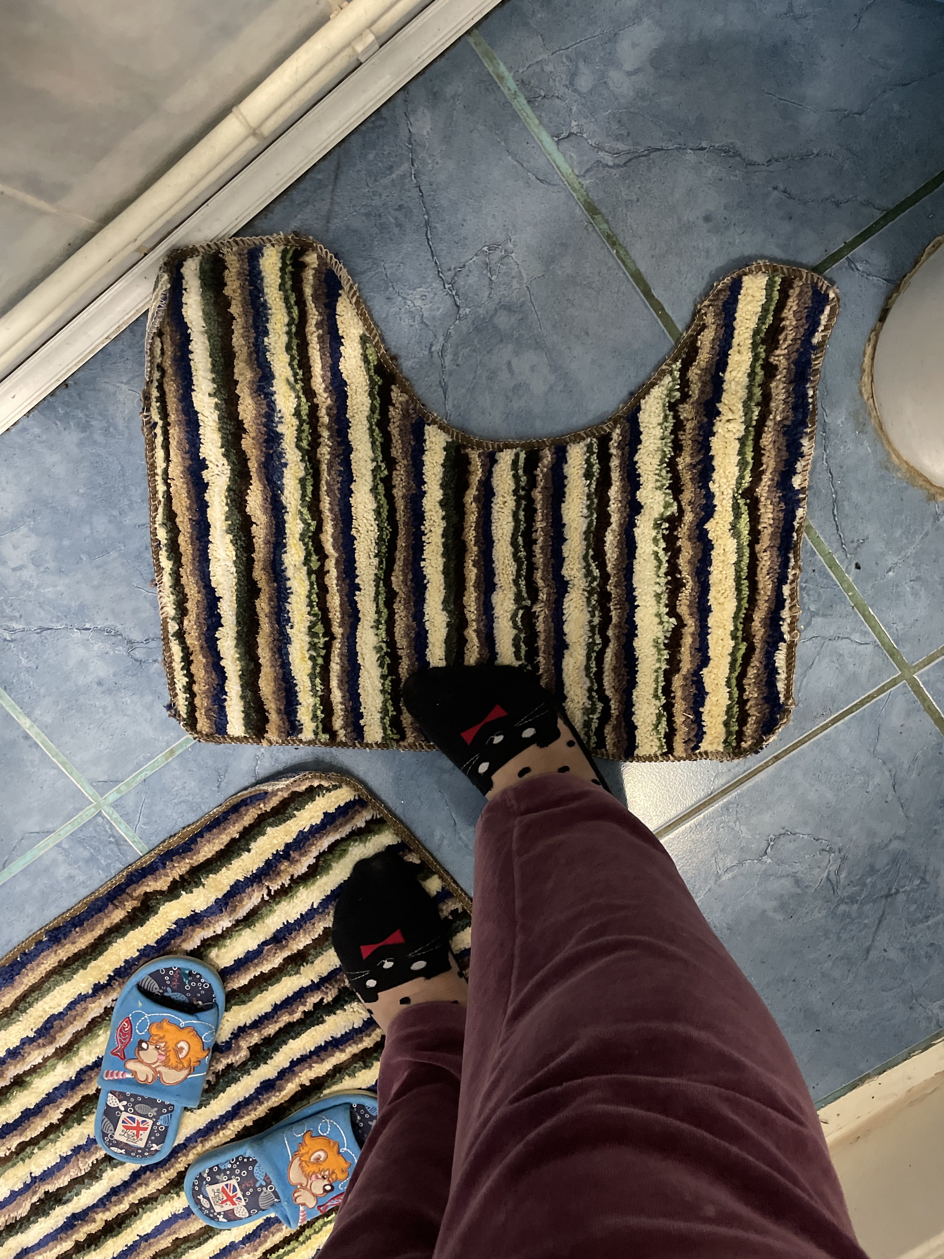 Фотография покупателя товара УЦЕНКА Набор ковриков для ванны и туалета Доляна «Полосатый», 2 шт: 50×70, 50×35 см, тёмный