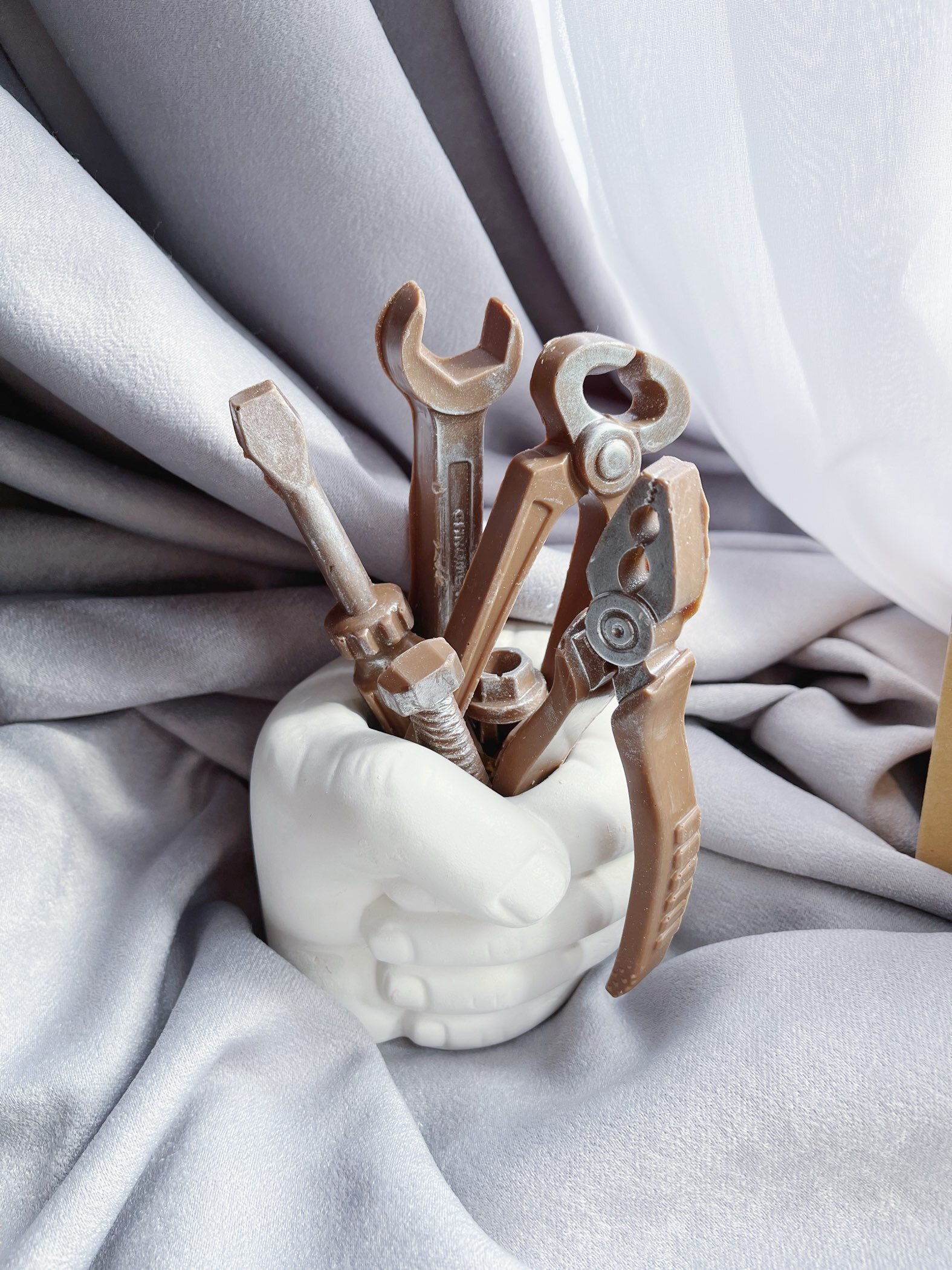 Фотография покупателя товара Декоративное кашпо для цветов «Сжатый кулак», 150 мл, 10×10×10 см, гипс, белое - Фото 1