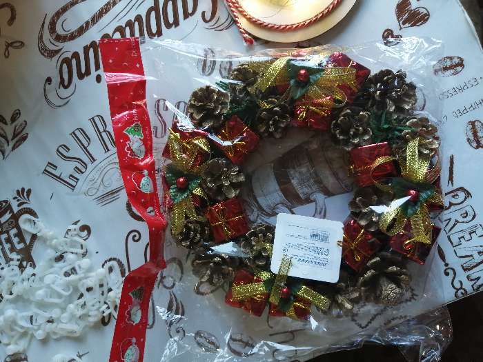 Фотография покупателя товара Венок новогодний d-22 см "Шишки и красные подарки" - Фото 1