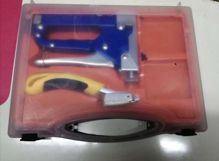 Фотография покупателя товара УЦЕНКА Степлер мебельный в кейсе ТУНДРА, типы скоб 140/28/300, 4 - 14 мм; антистеплер, скобы - Фото 5