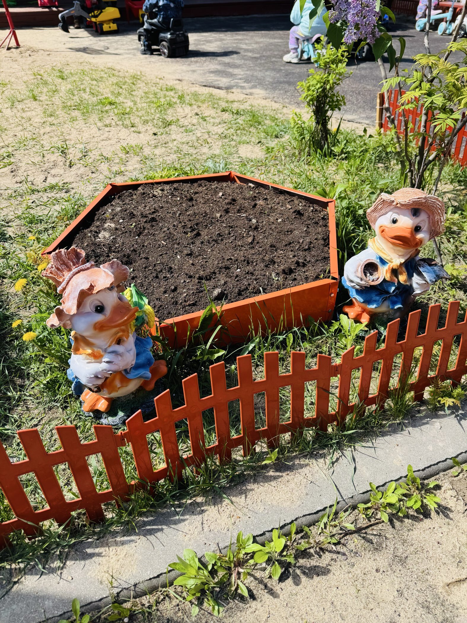 Фотография покупателя товара Садовая фигура из полистоуна «Утёнок с кукурузой», 48×22×26 см - Фото 9