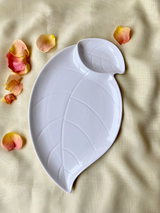 Фотография покупателя товара Блюдо фарфоровое с соусником Magistro «Классика. Лист», 33,5×20 см, цвет белый