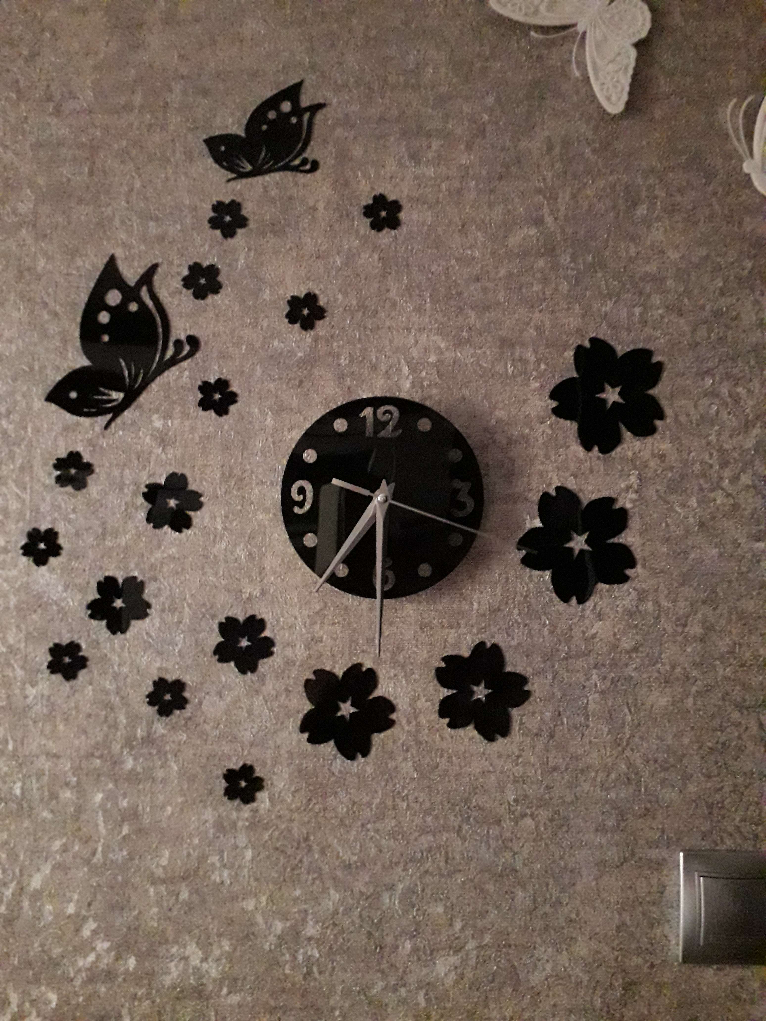 Фотография покупателя товара Часы настенные интерьерные, 3d «Цветы и бабочки», плавный ход, наклейка, большие, d=15 см, чёрные - Фото 5