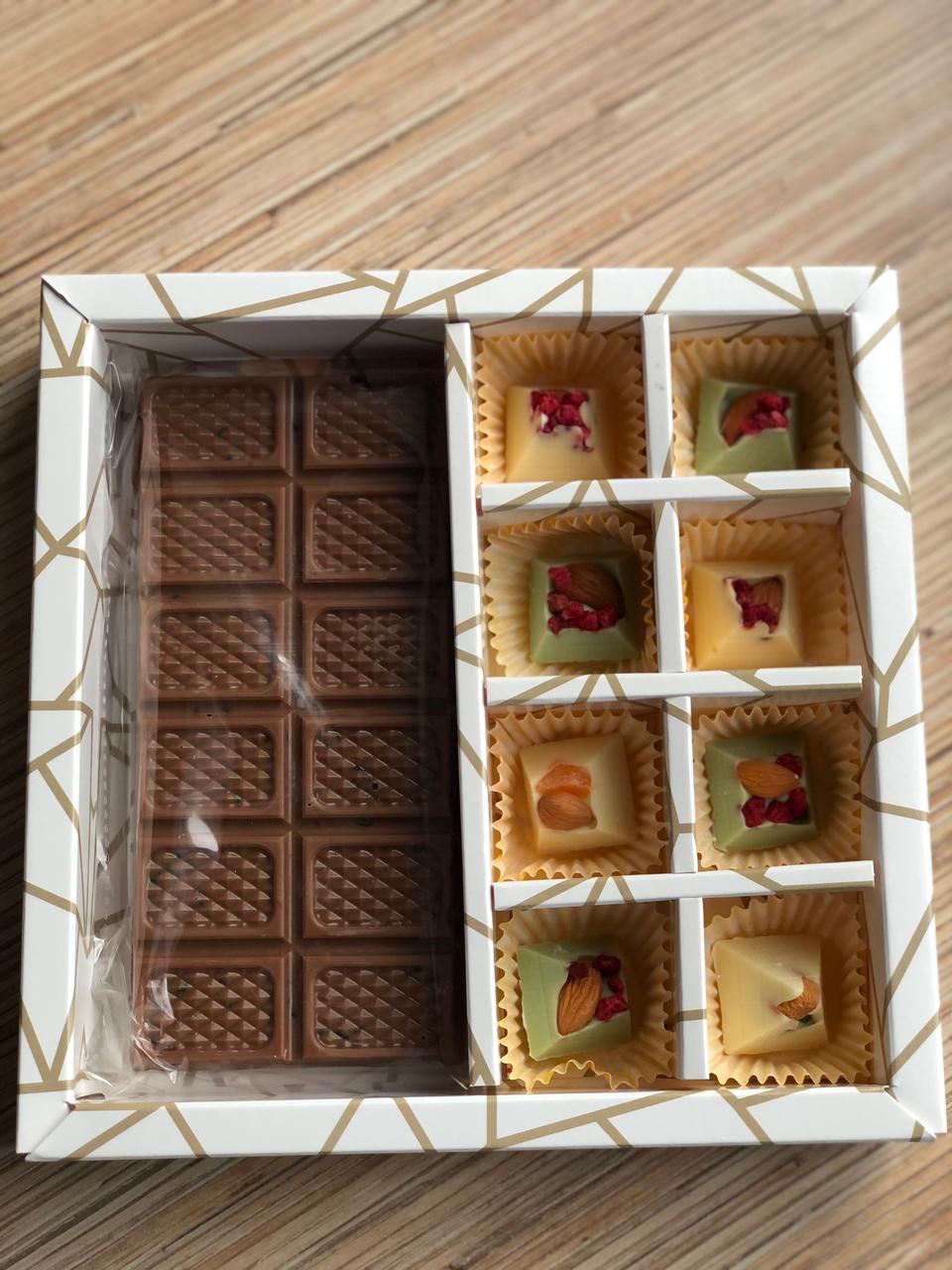 Фотография покупателя товара Коробка под 8 конфет + шоколад, с окном, геометрия, черно-белая, 17,7 х 17,85 х 3,85 см - Фото 6