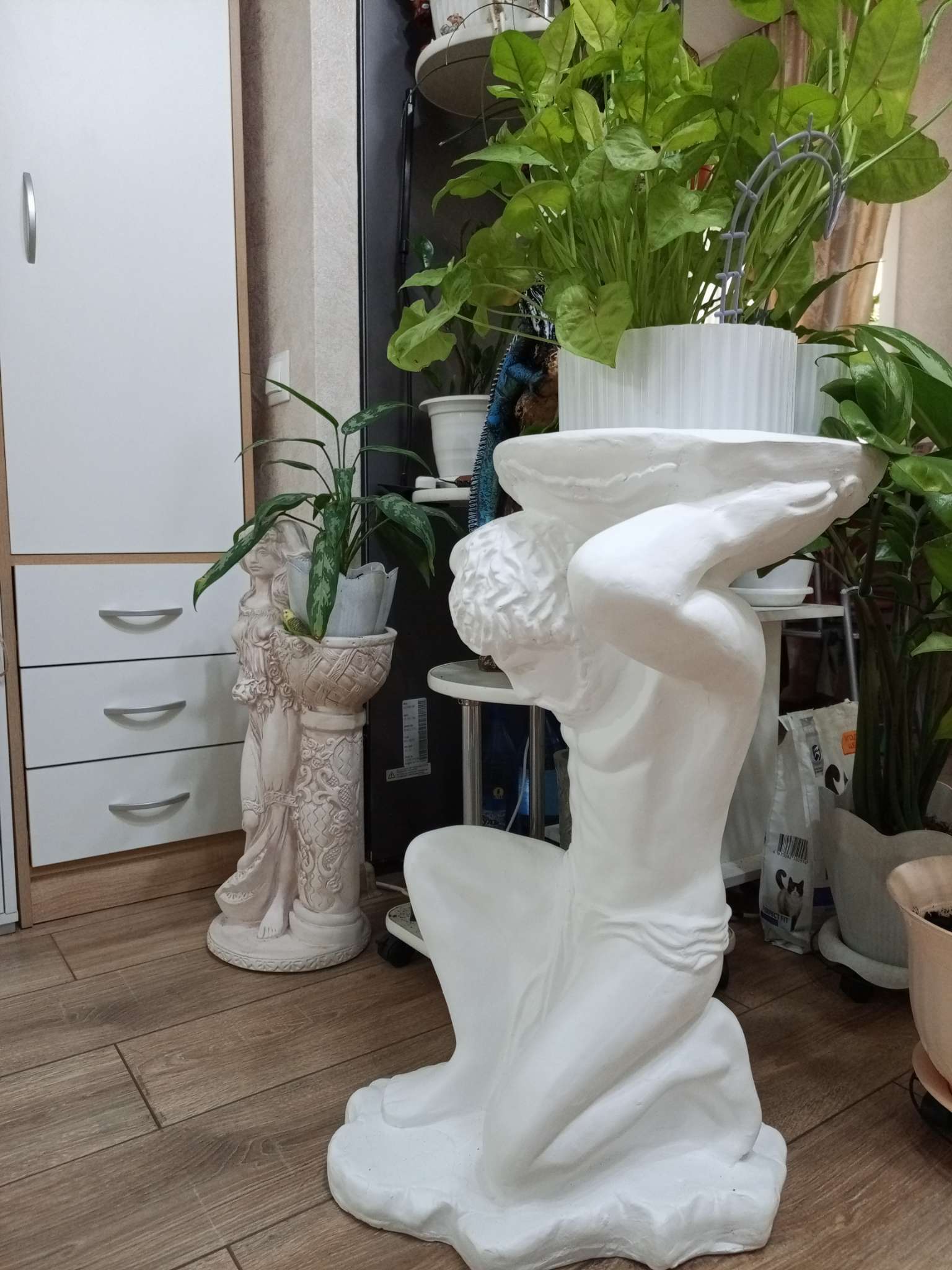Фотография покупателя товара Фигура с кашпо "Титан" белый, 4л / 40х70х42см - Фото 2
