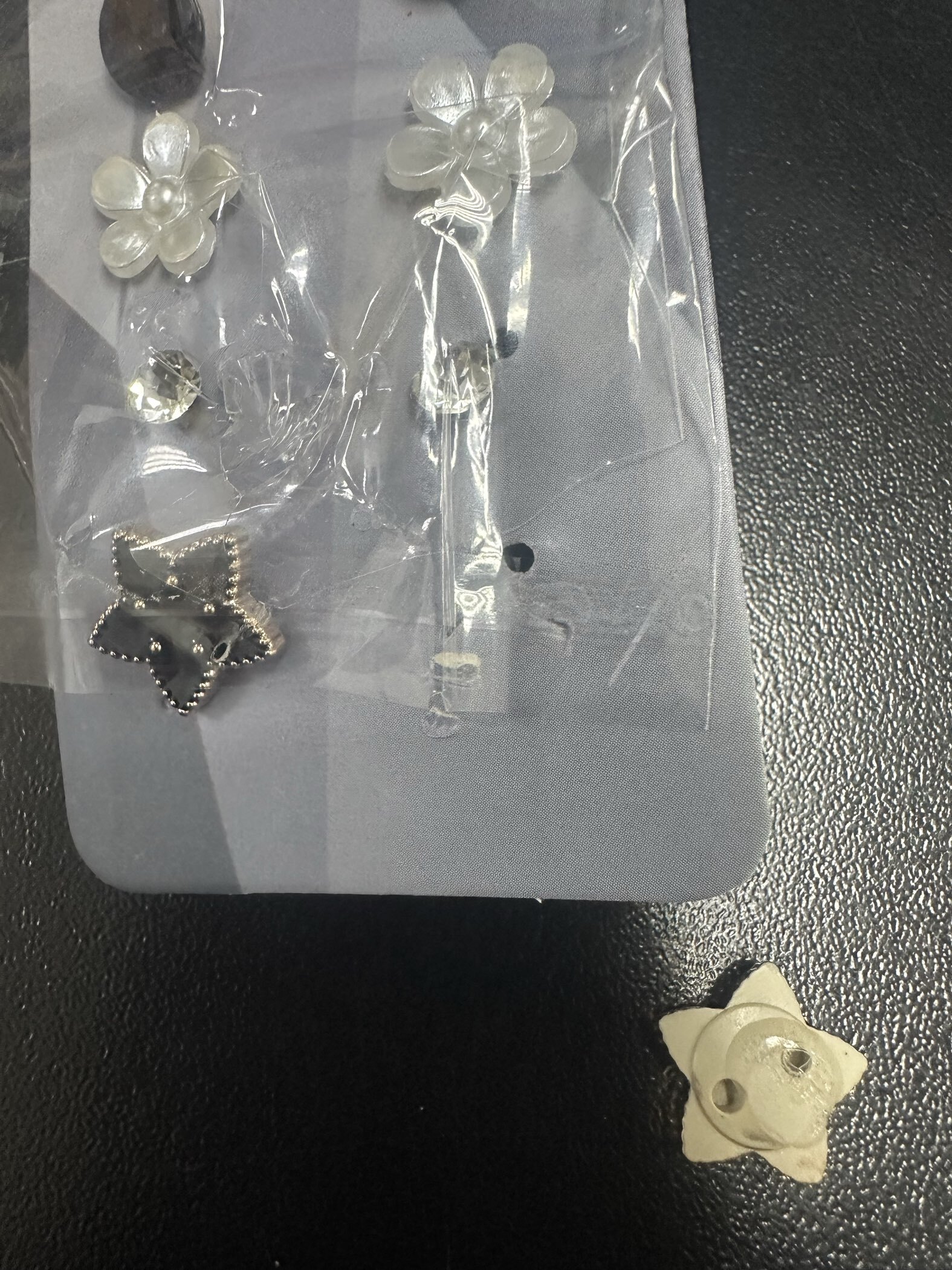 Фотография покупателя товара Серьги пусеты QF «Романтика», 6 пар, цветочки, чёрно-белый в серебре - Фото 2