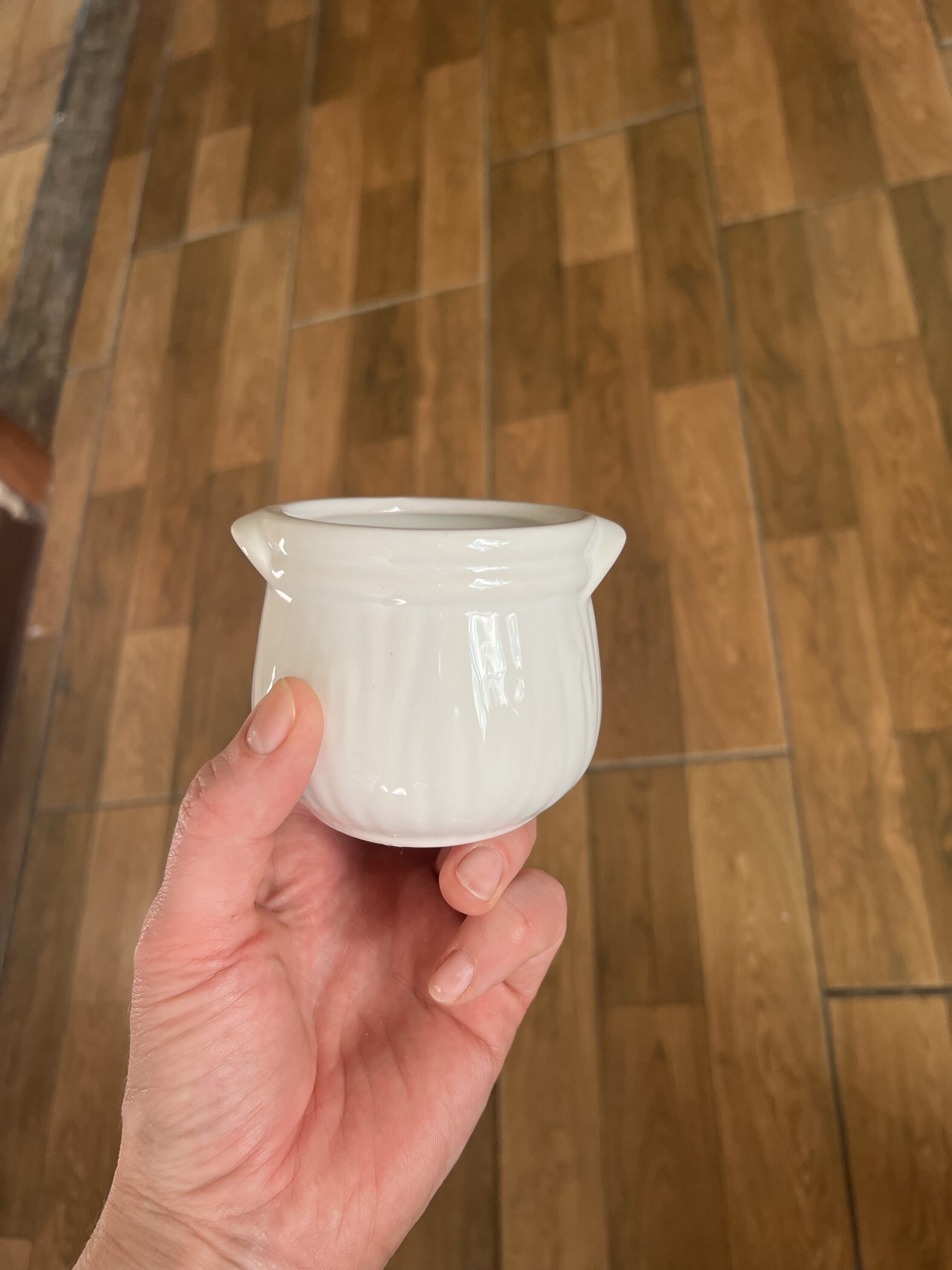 Фотография покупателя товара Декоративное кашпо для цветов «Горшочек», 50 мл, 7.5×7.5×6 см, керамическое, белое - Фото 6