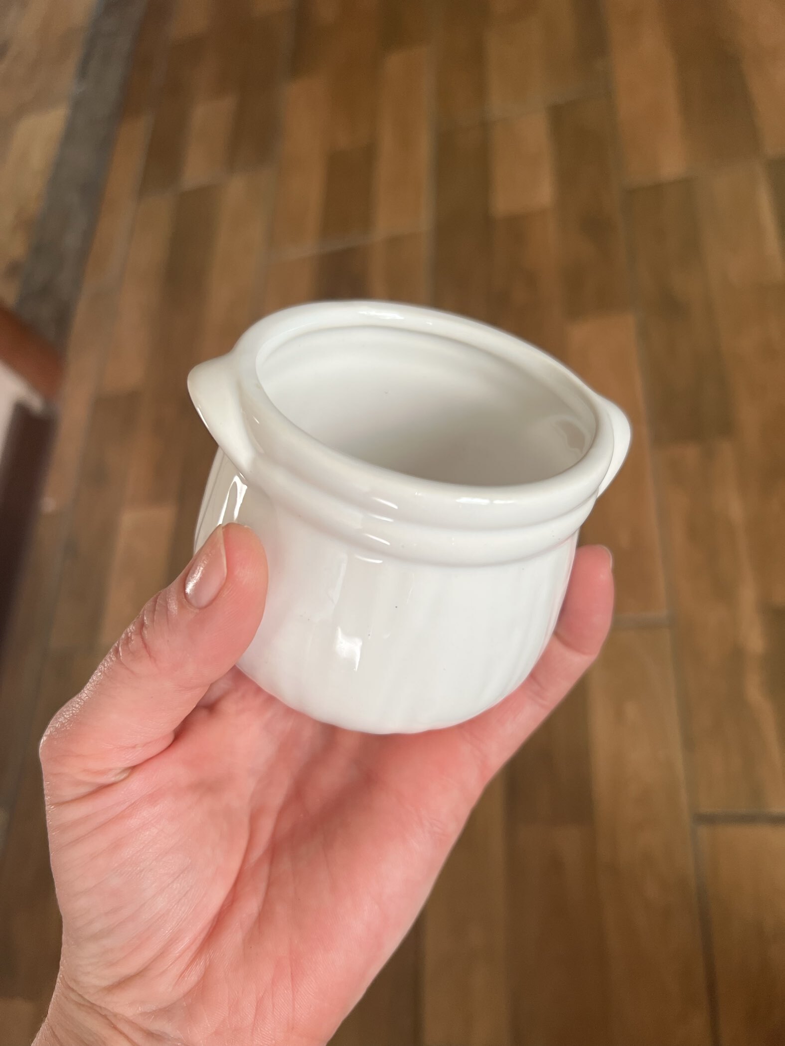 Фотография покупателя товара Декоративное кашпо для цветов «Горшочек», 50 мл, 7.5×7.5×6 см, керамическое, белое - Фото 5