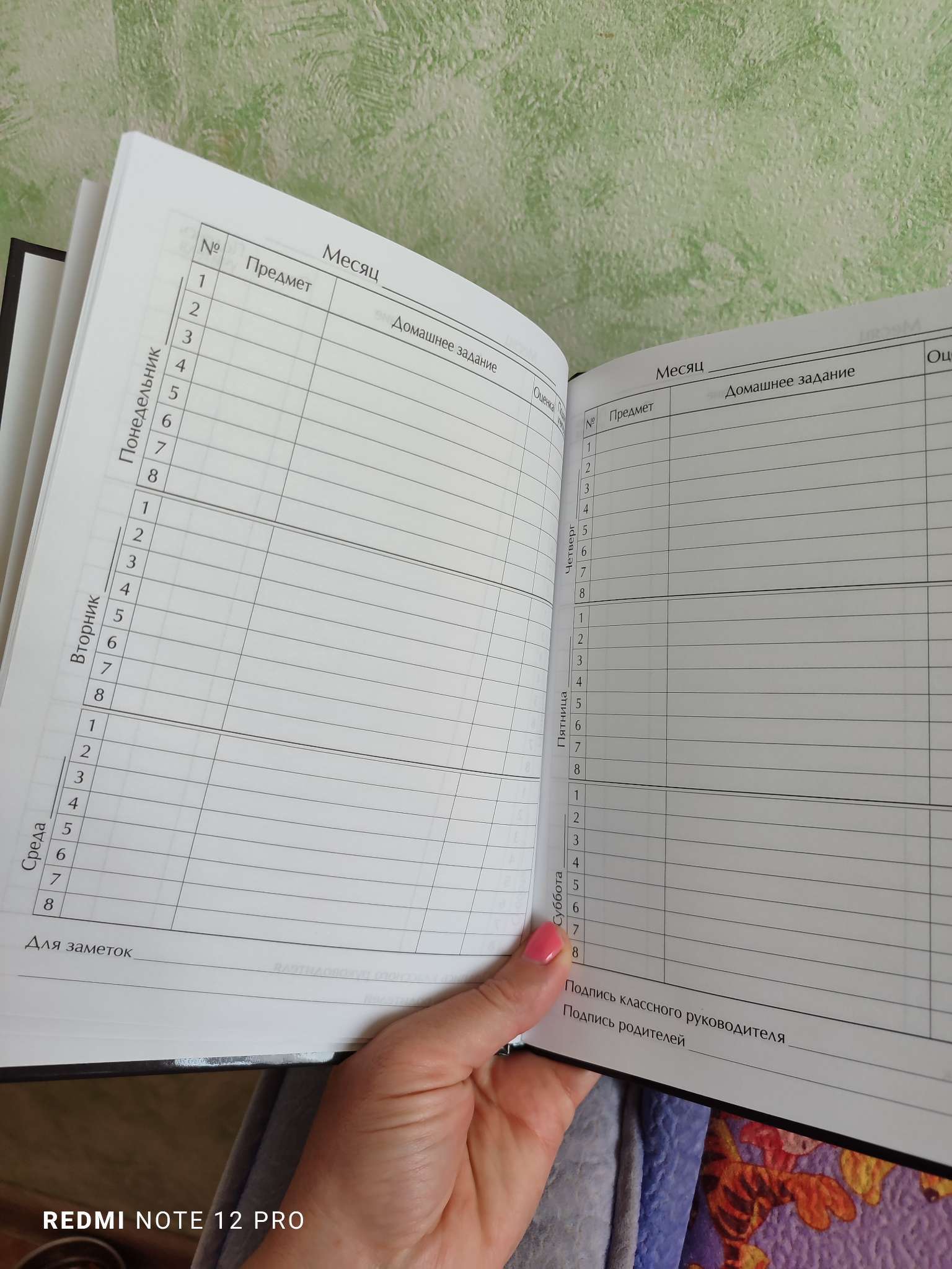 Фотография покупателя товара Дневник школьный для 1-11 классов, «Дино», твёрдая обложка 7БЦ, глянцевая ламинация, 40 листов - Фото 2