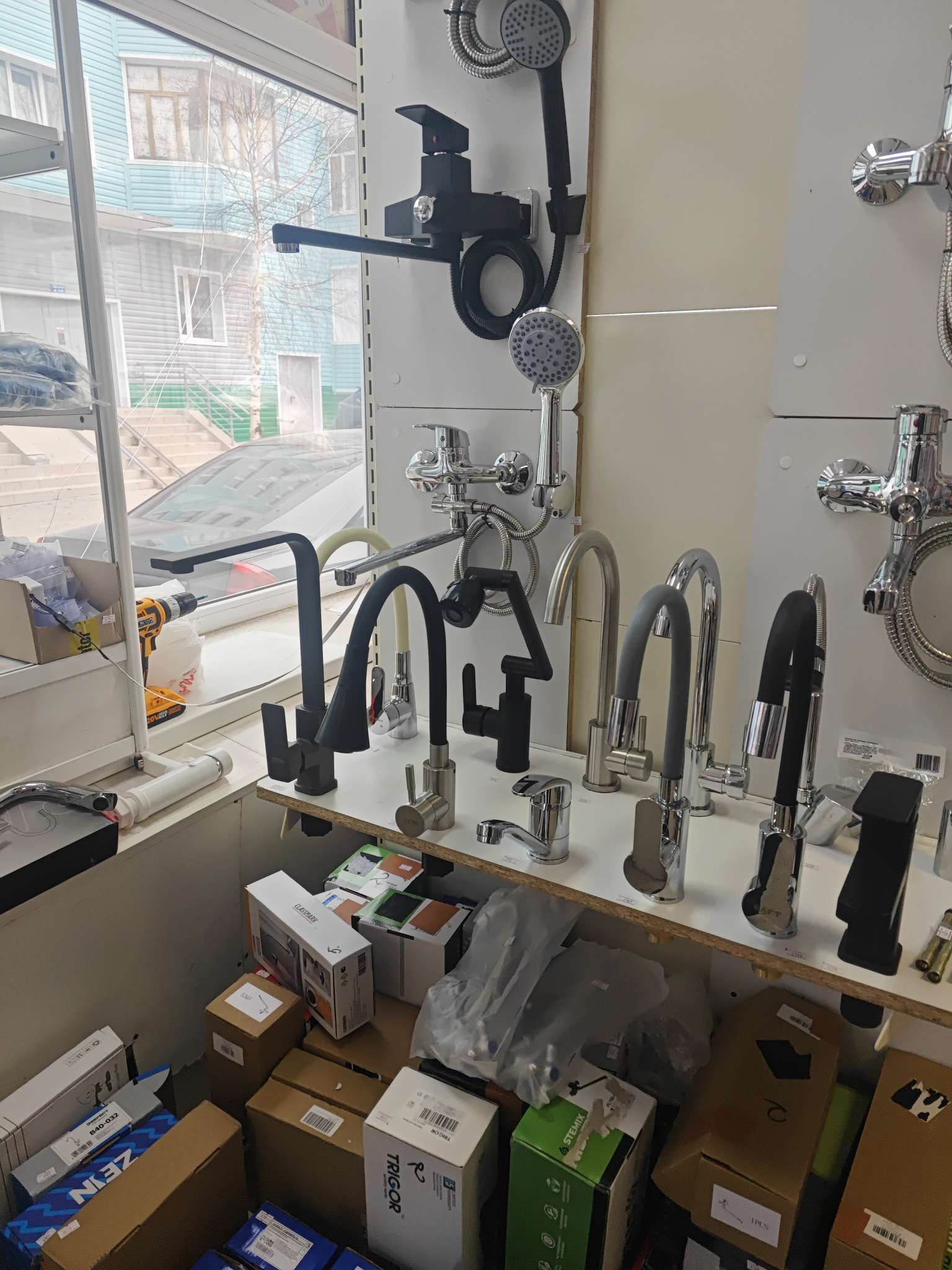 Фотография покупателя товара Смеситель для кухни ZEIN Z3425, силиконовый излив, картридж 35 мм, нерж. сталь, черный/сатин - Фото 1