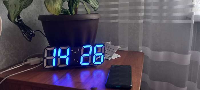 Фотография покупателя товара Часы электронные настольные "Цифры", с подвесом, синяя индикация, 9 х 3 х 23 см, от USB - Фото 2