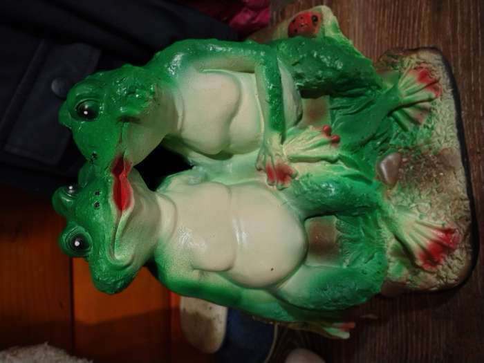 Фотография покупателя товара Садовая фигура из гипса «Две лягушки на лавочке», 31×20×29 см, МИКС - Фото 3