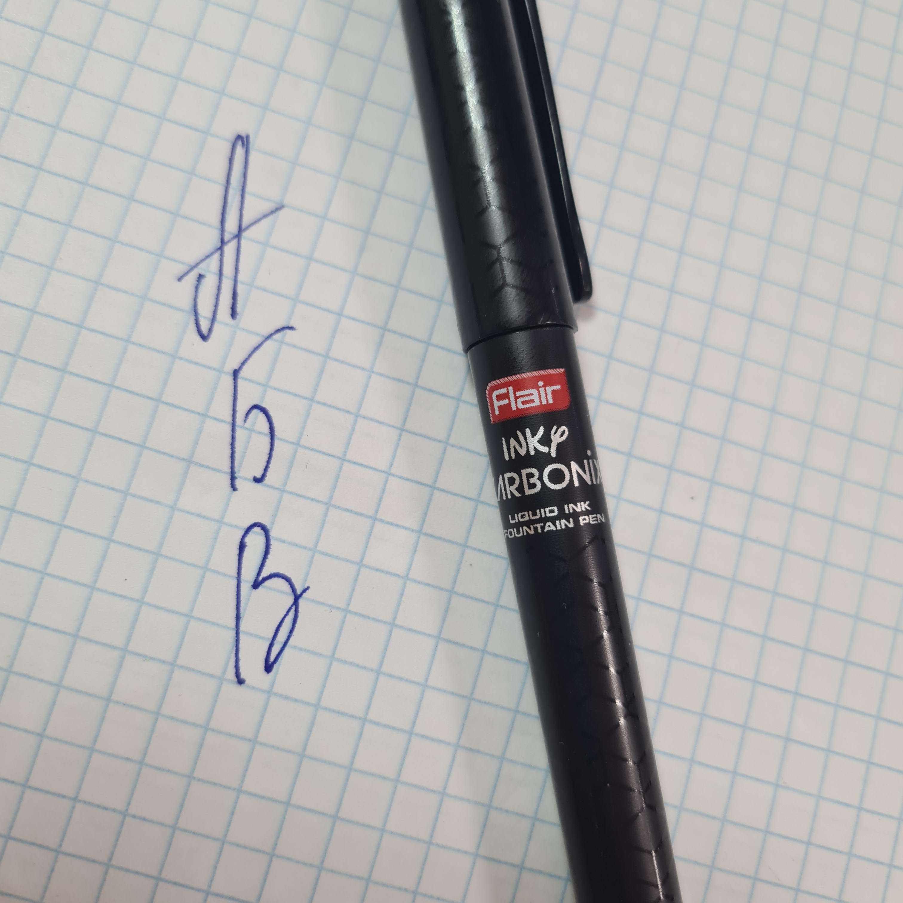 Фотография покупателя товара Ручка перьевая Flair CARBONIX INKY, 2 сменных катриджа, чернила синие, блистер