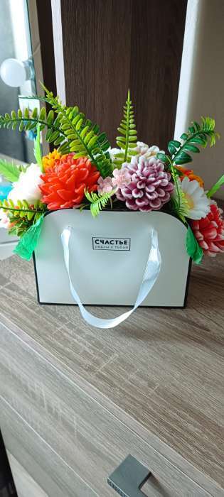 Фотография покупателя товара Коробка для цветов складная «Счастье рядом с тобой», 17×13×7 см - Фото 1