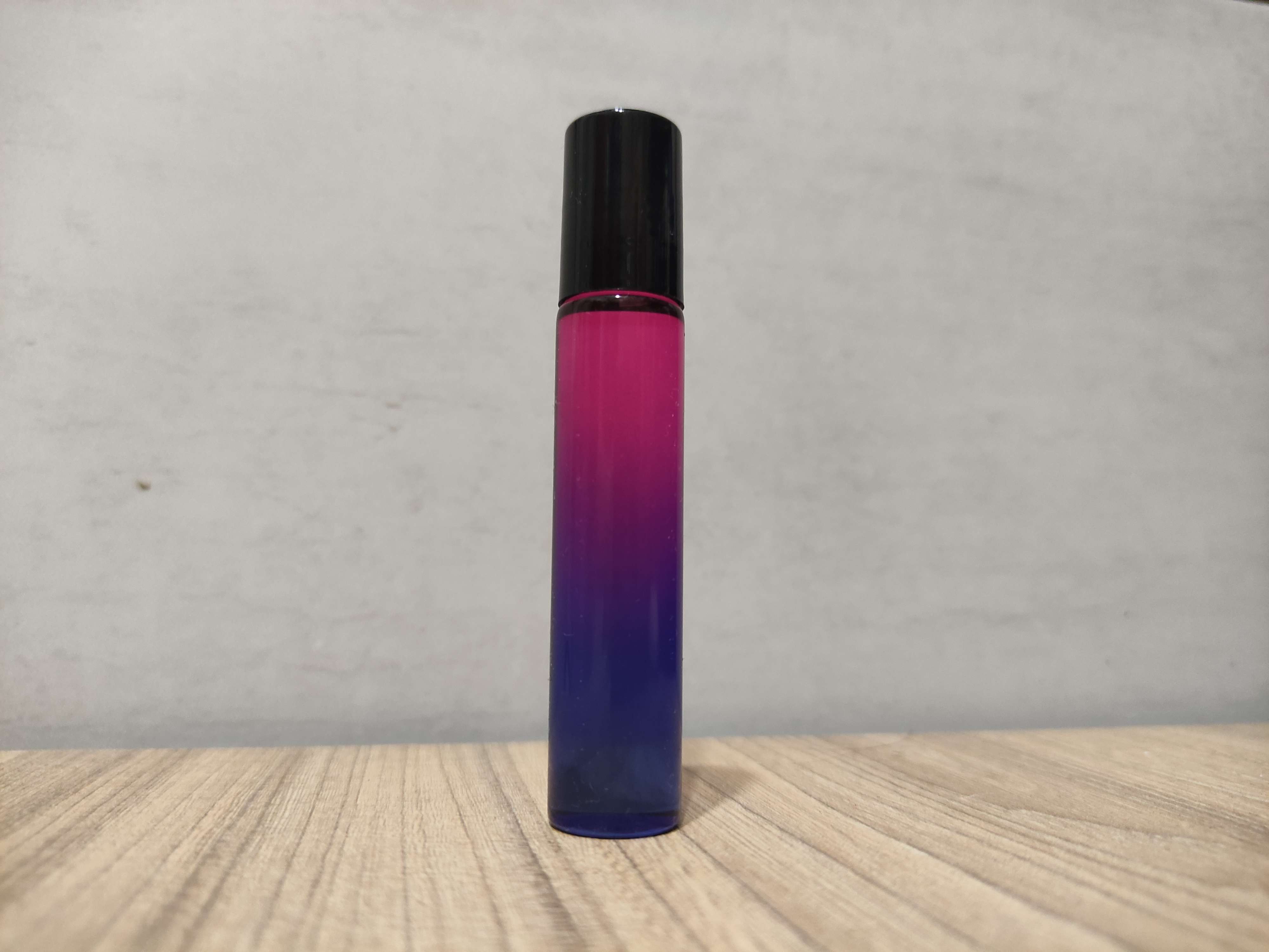 Фотография покупателя товара Флакон стеклянный для парфюма «Градиент», с металлическим роликом, 10 мл, цвет МИКС - Фото 2