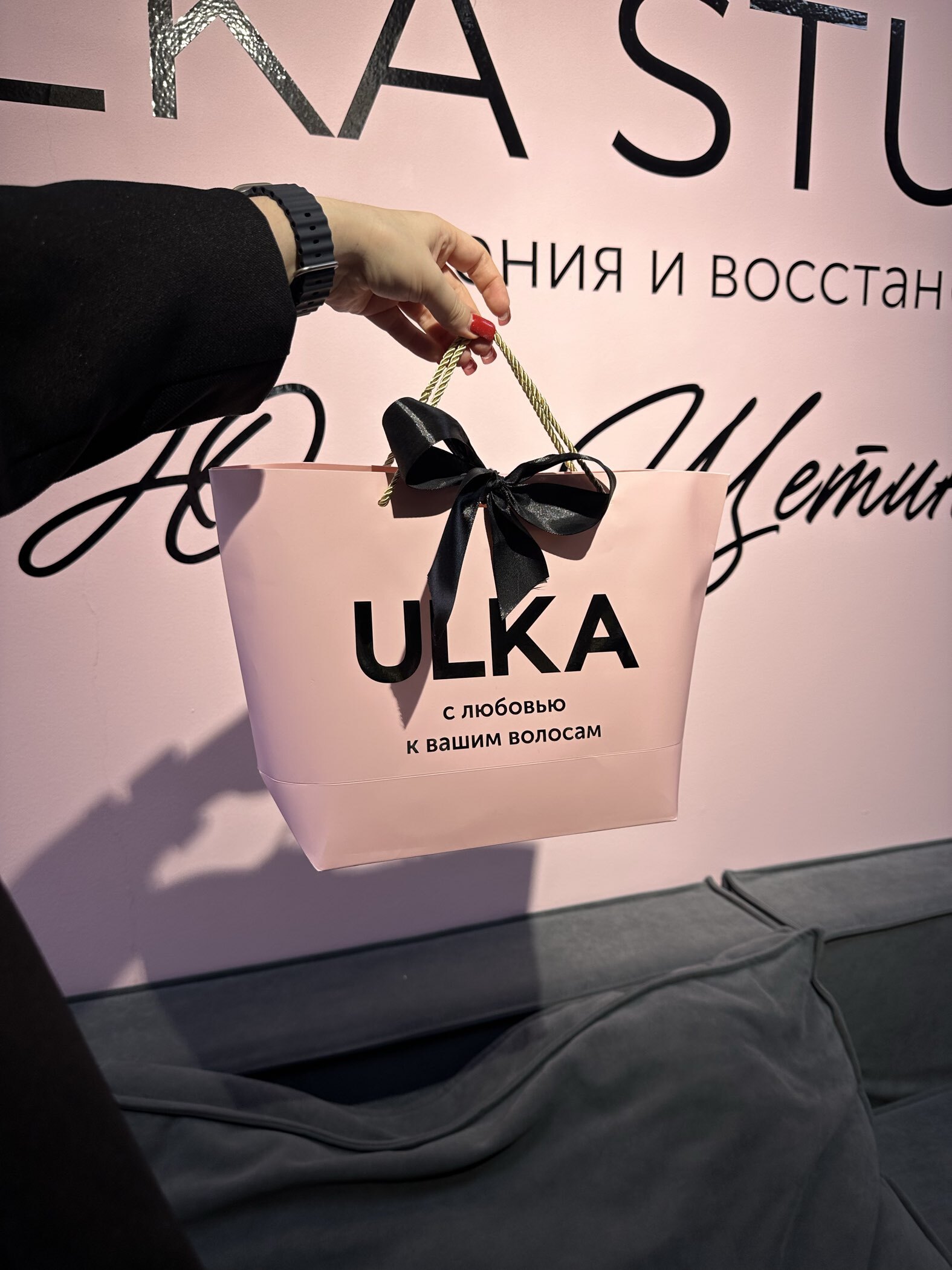 Фотография покупателя товара Пакет подарочный ламинированный, с лентой «Белый», горизонтальный, 26×25×11 см - Фото 1