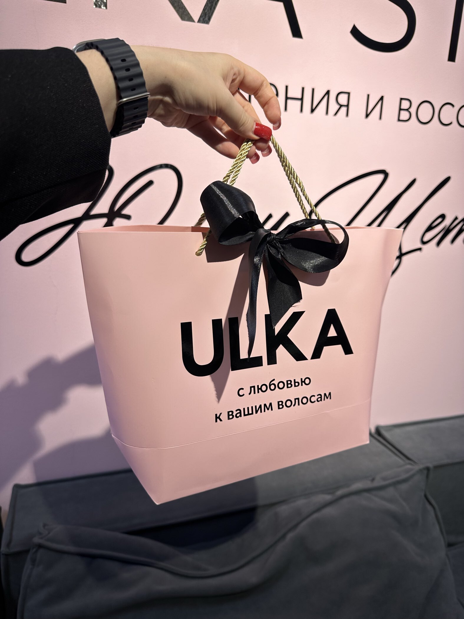 Фотография покупателя товара Пакет подарочный ламинированный, с лентой «Белый», горизонтальный, 26×25×11 см - Фото 2