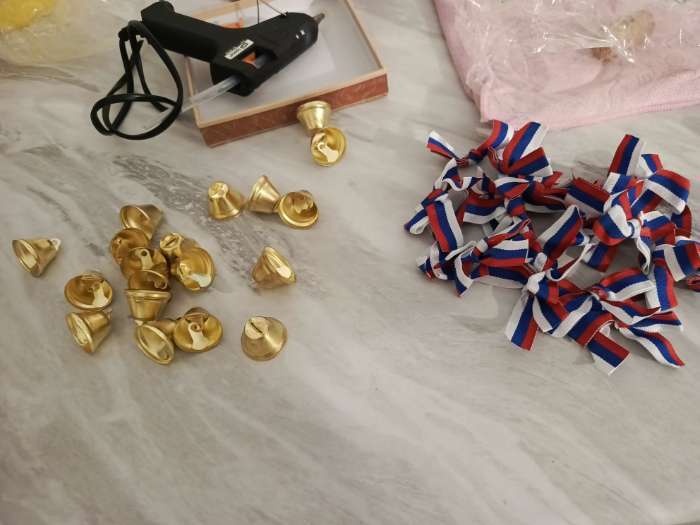 Фотография покупателя товара Колокольчик на булавке с бантом на выпускной, триколор, d = 2,6 см - Фото 1