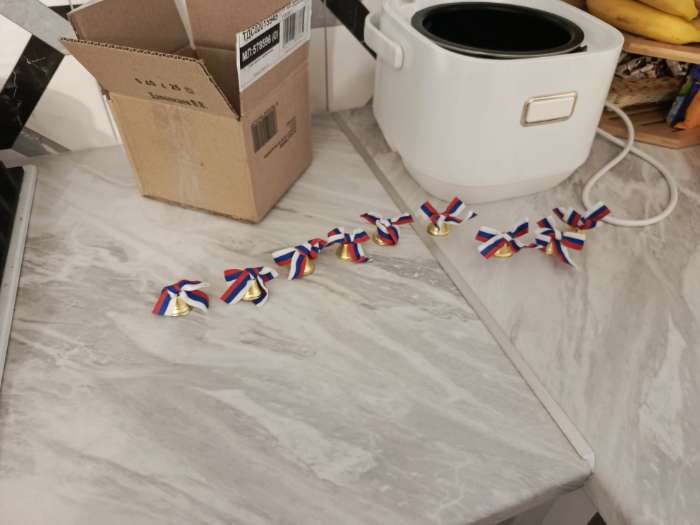 Фотография покупателя товара Колокольчик на булавке с бантом на выпускной, триколор, d = 2,6 см - Фото 2