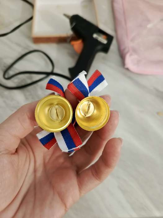 Фотография покупателя товара Колокольчик на булавке с бантом на выпускной, триколор, d = 2,6 см - Фото 3