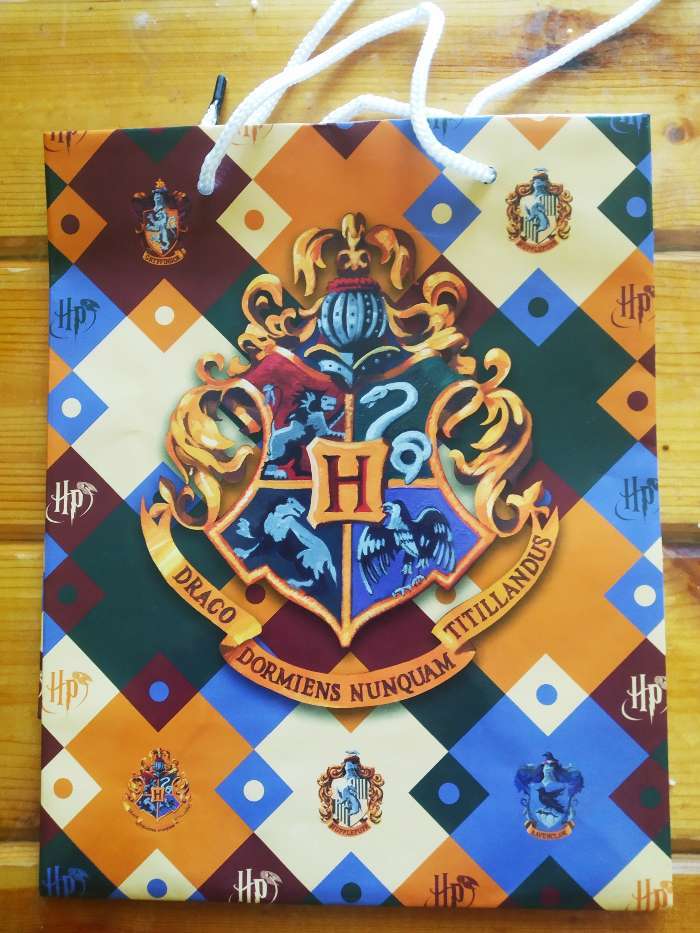 Фотография покупателя товара Пакет подарочный «Гарри Поттер. Герб Хогвартса», 180х227х100 мм - Фото 1