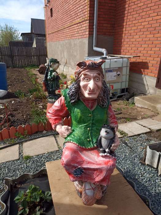 Фотография покупателя товара Садовая фигура из полистоуна «Баба Яга на ступе с кошкой», 74×36×40 см, МИКС - Фото 3