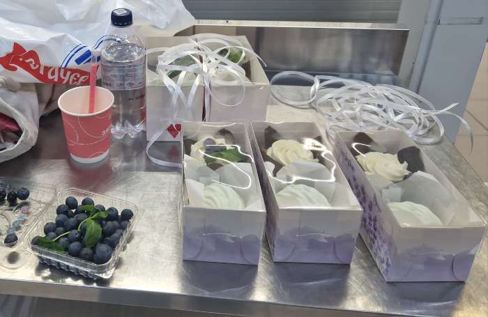 Фотография покупателя товара Коробка для капкейка, кондитерская упаковка, 2 ячейки «Самому лучшему», 16×8×10 см - Фото 2