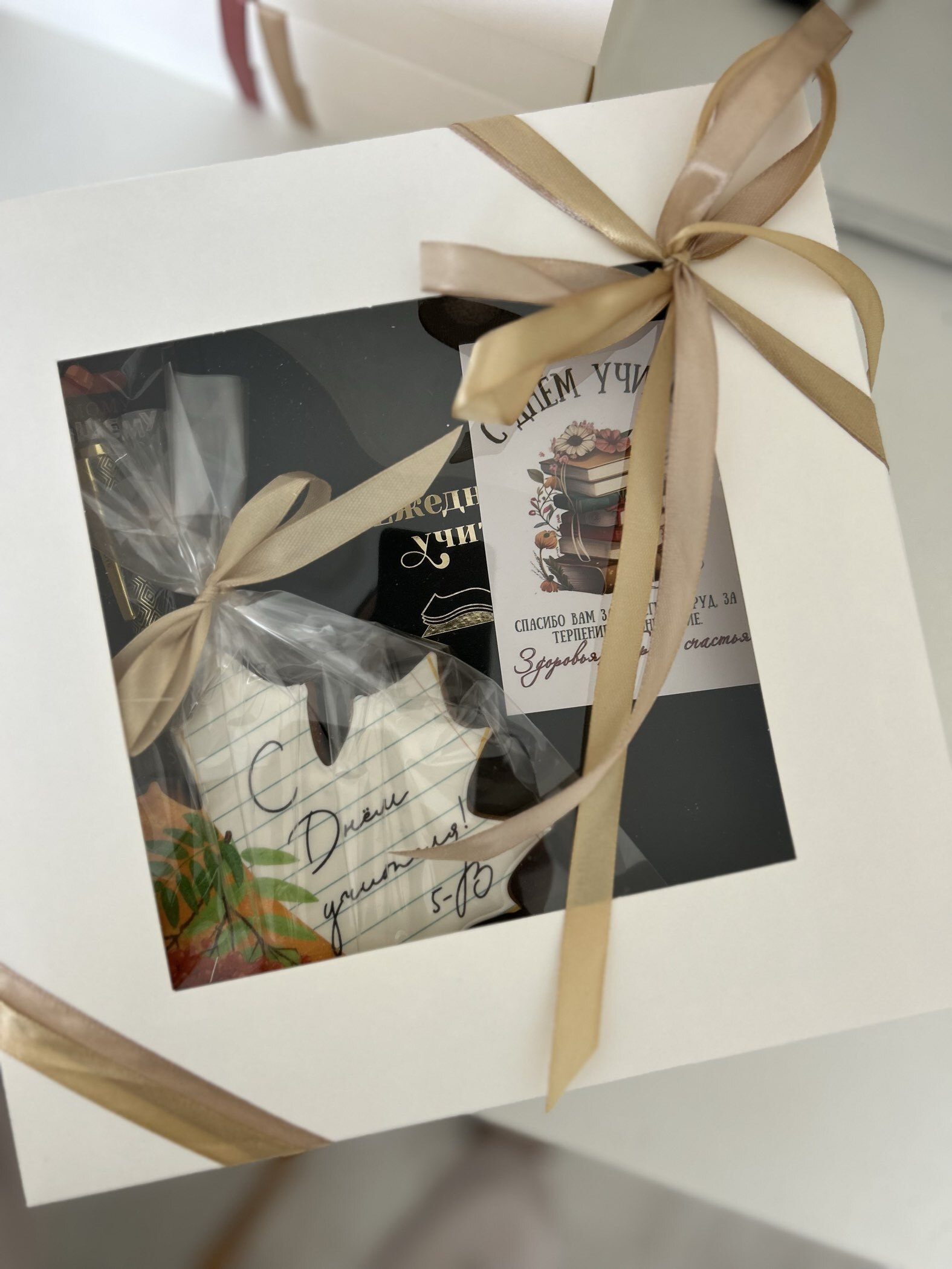 Фотография покупателя товара Коробка складная, крышка - дно, с окном, белая, 23×23×6.5 см - Фото 1