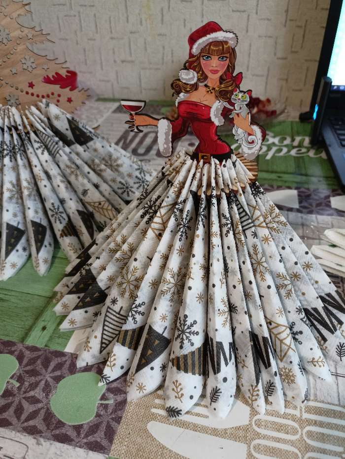 Фотография покупателя товара Салфетница "Девушка в новогоднем костюме с Коктейлем", ДВУСТОРОННЯЯ наклейка, 20×13.5 см - Фото 1
