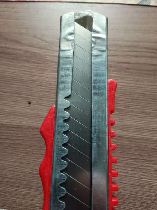 Фотография покупателя товара Нож универсальный ЛОМ, металлическая направляющая, пластиковый корпус, 18 мм - Фото 1