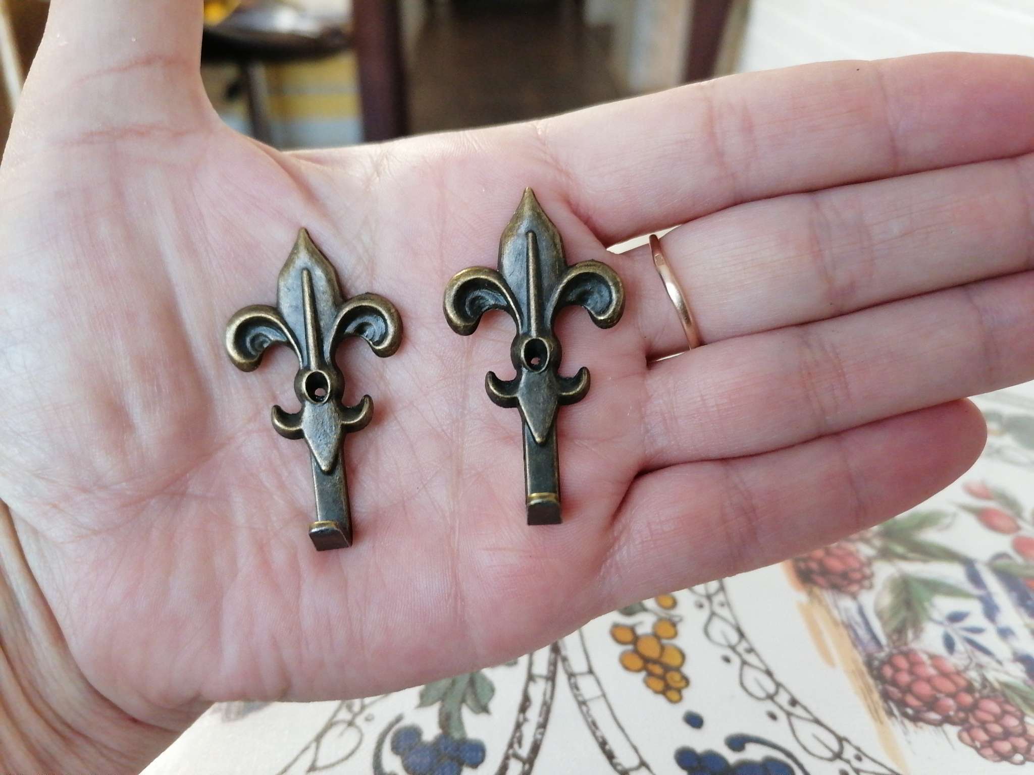 Фотография покупателя товара Крючок мебельный ТУНДРА TKO013, однорожковый, бронза, 20 шт. - Фото 1