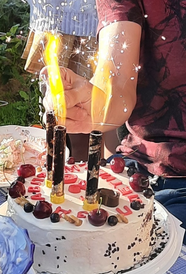 Фотография покупателя товара Свечи фонтаны для торта "Звёзды", 12,5 см, 30 сек, 3 шт