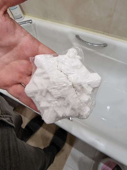 Фотография покупателя товара Бомбочка для ванн «Снежинка», белая, с ароматом миндаля, 100 г - Фото 1