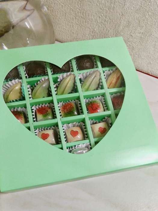 Фотография покупателя товара Кондитерская коробка для конфет 25 шт. «Сердце», мятная, 22×22×3.5 см - Фото 1