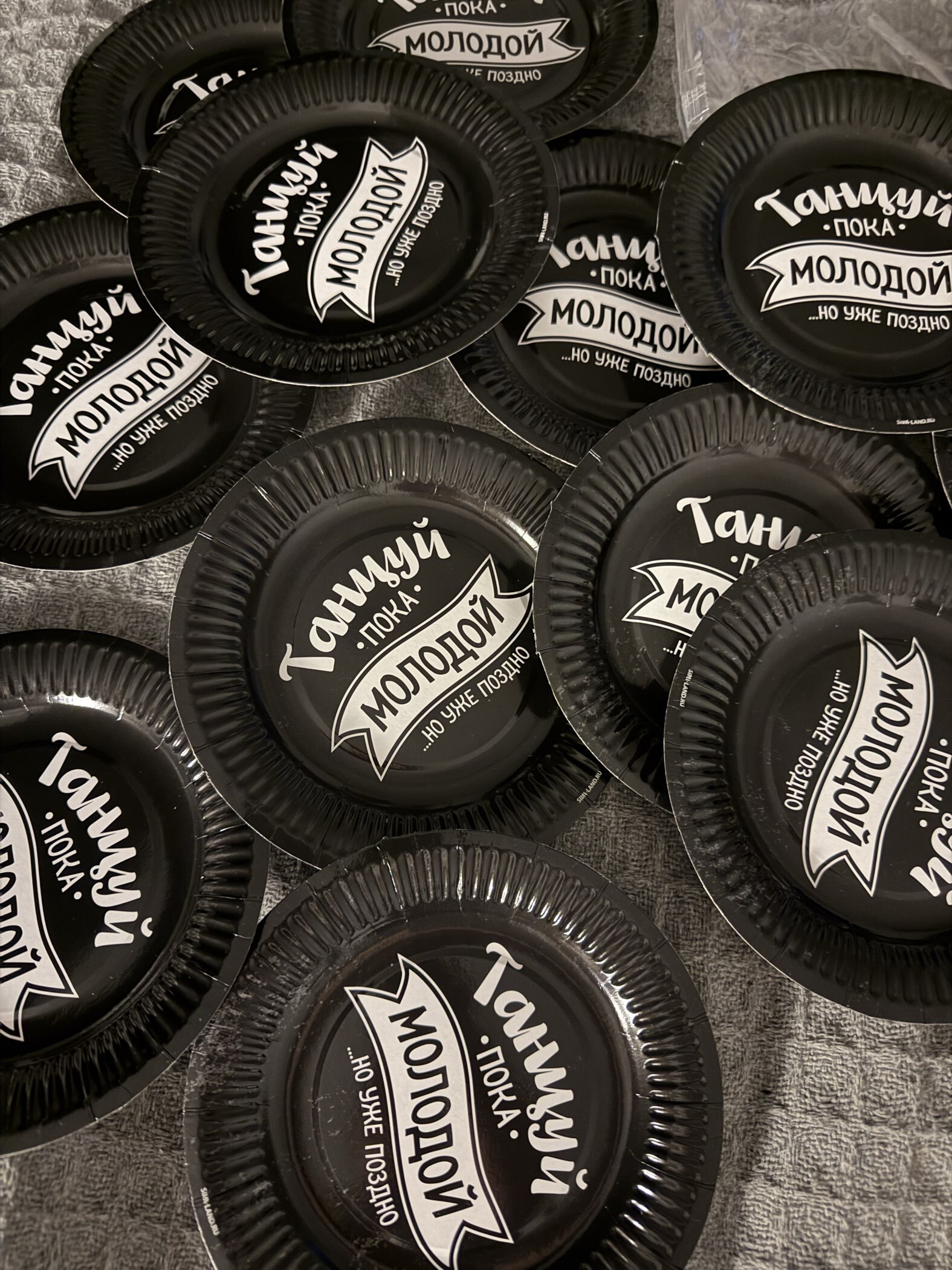 Фотография покупателя товара Тарелка одноразовая бумажная «Оскорбления», набор 6 шт., МИКС - Фото 3