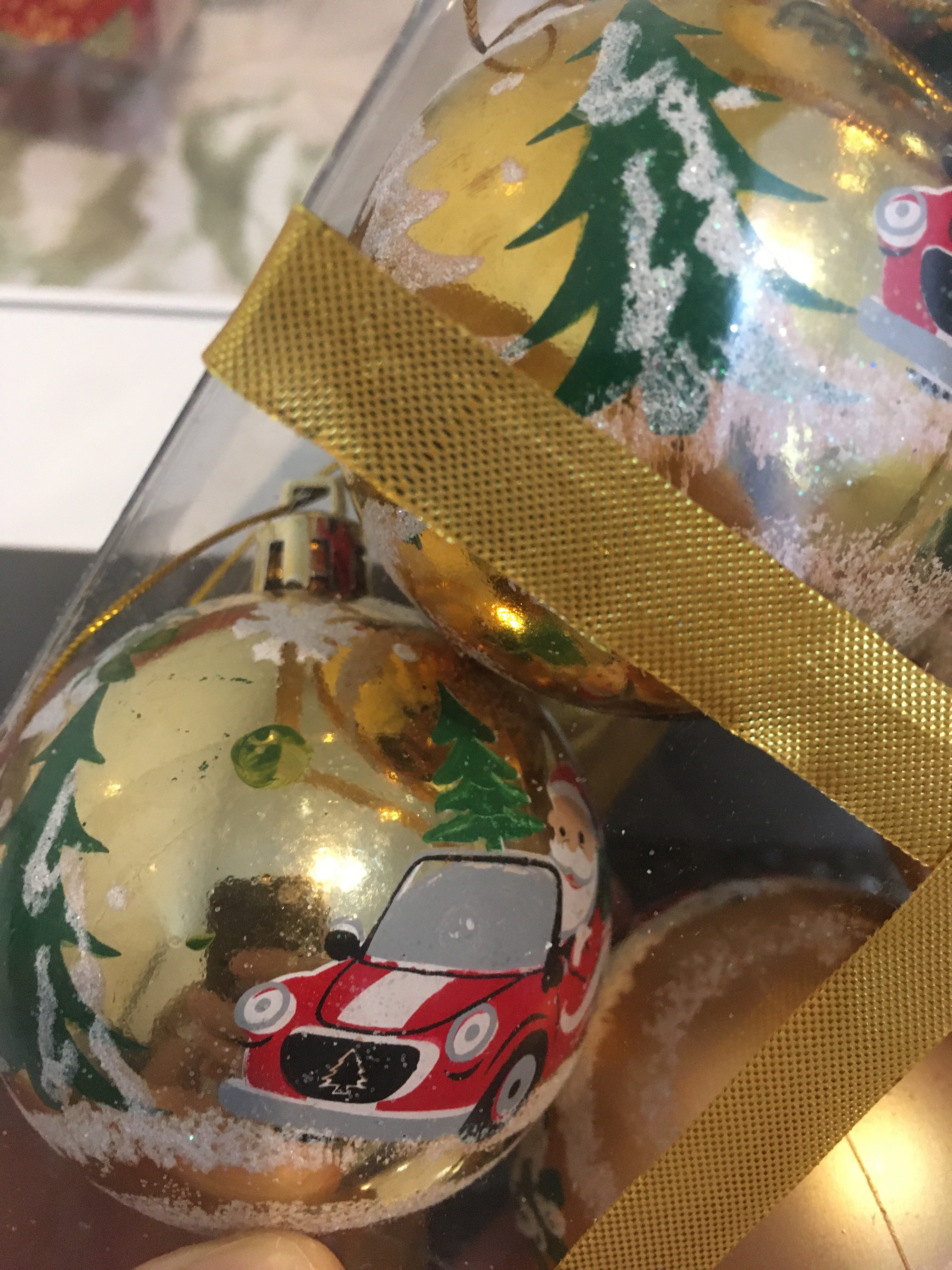 Фотография покупателя товара Набор шаров пластик d-6 см, 8 шт "Дед Мороз на автомобиле" золото