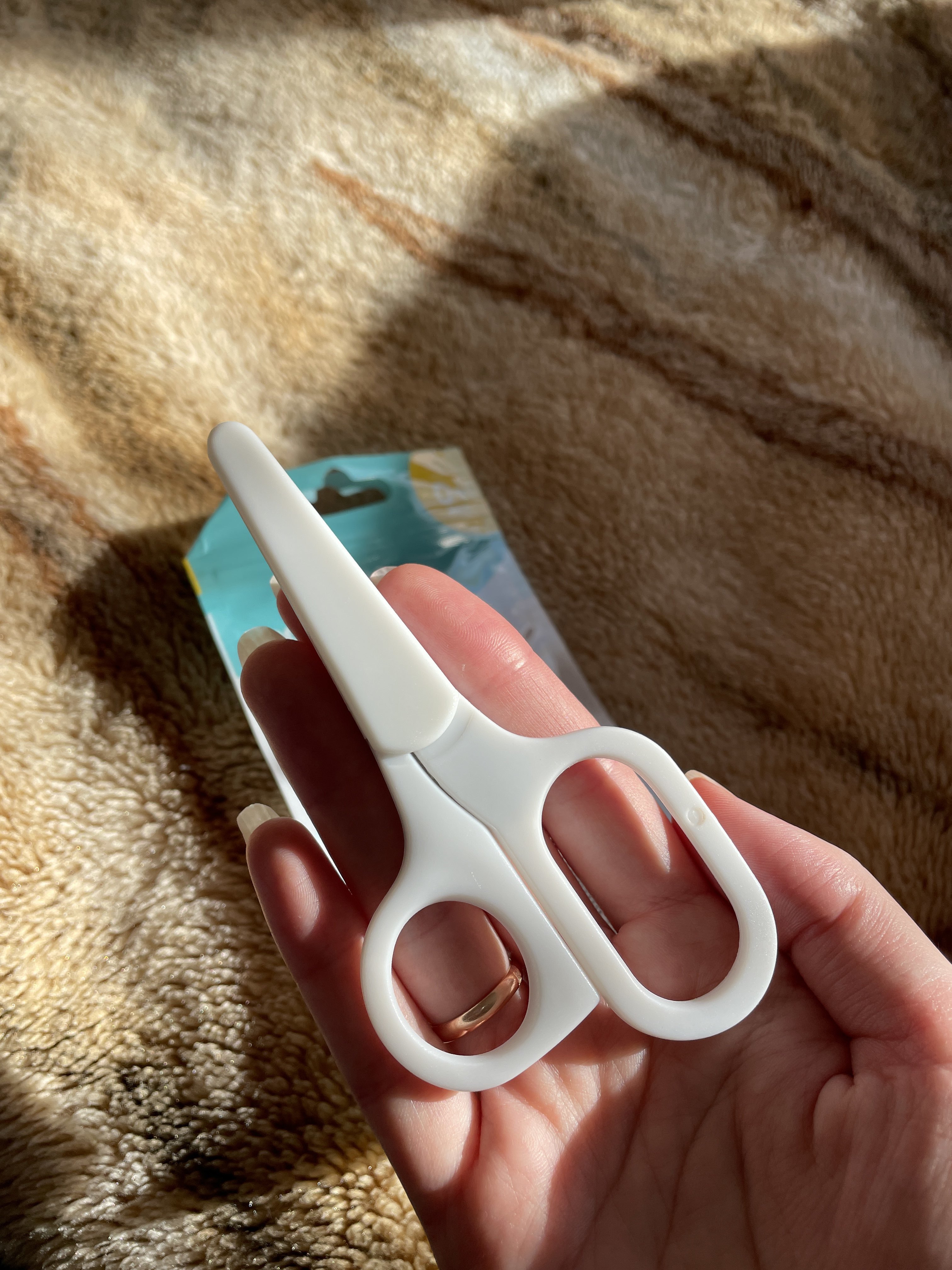Фотография покупателя товара Детские маникюрные ножницы с колпачком, цвет белый - Фото 5