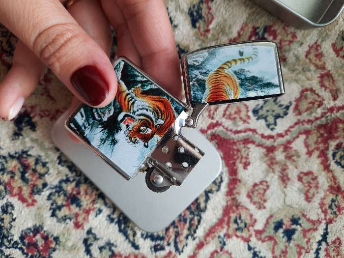Фотография покупателя товара Зажигалка «Мудрый тигр» в металлической коробке, с кремнием, бензин, 6x8 см