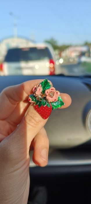 Фотография покупателя товара Брошь «Земляничка» с цветами, цветная в золоте - Фото 1