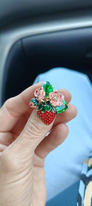 Фотография покупателя товара Брошь «Земляничка» с цветами, цветная в золоте - Фото 3